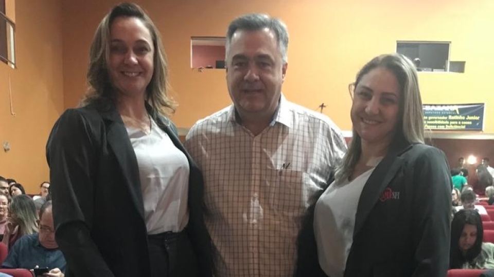 Imagem da postagem AMESFI NA CERIMÔNIA DE ASSINATURA DO NOVO TERMO DE CONVÊNIO COM A SECRETARIA DE EDUCAÇÃO DO PARANÁ